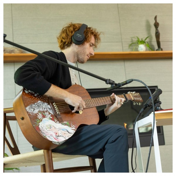 Zoom R4 Multitrack Recorder - Lifestyle Guitar