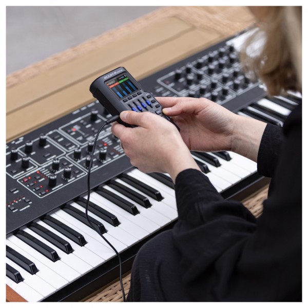 Zoom R4 Multitrack Recorder - Lifestyle Synth 2