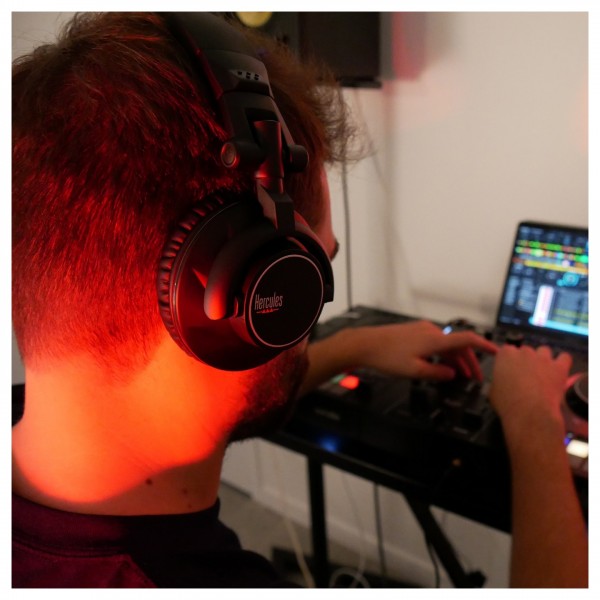 Hercules HDP DJ60 Headphones - Lifestyle 2