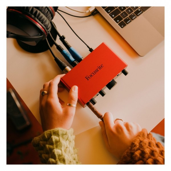 Scarlett 4th Gen Audio Interface - Lifestyle 2