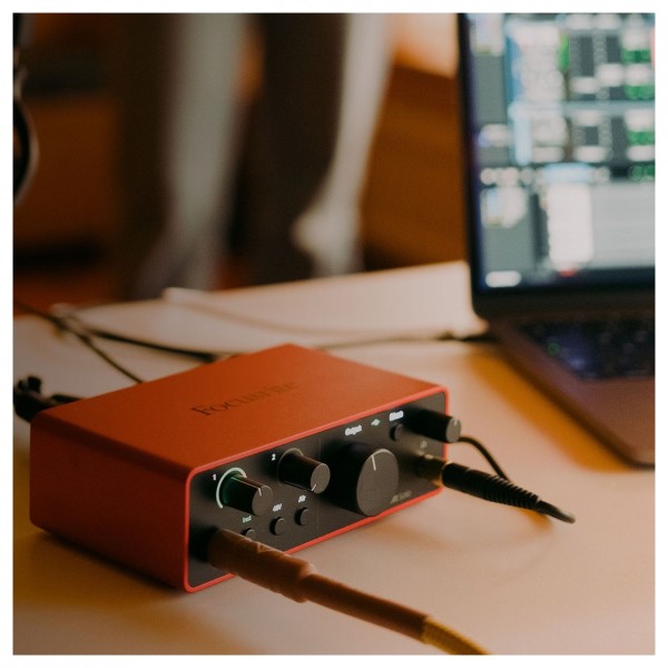 Focusrite Scarlett Solo 4th Gen Audio Interface - Lifestyle 5