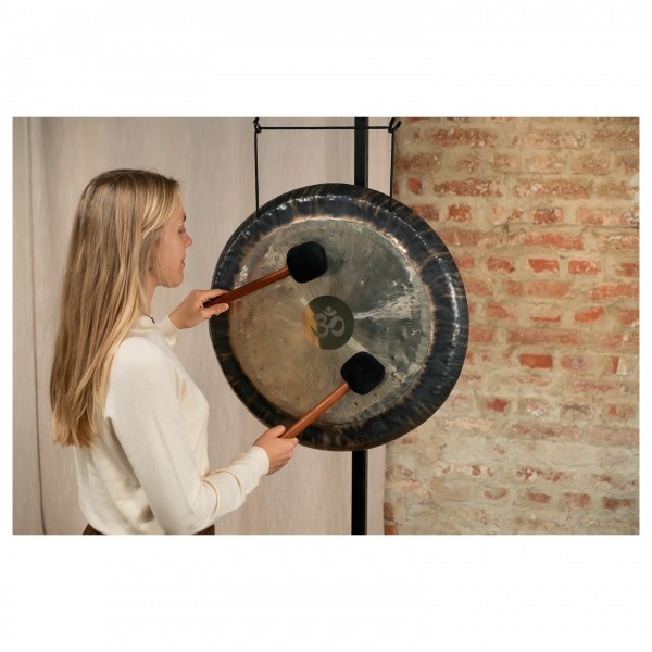 Meinl Sonic Energy 24" Om Gong, 136.10 Hz / C#3, Heart Chakra - Lifestyle 1