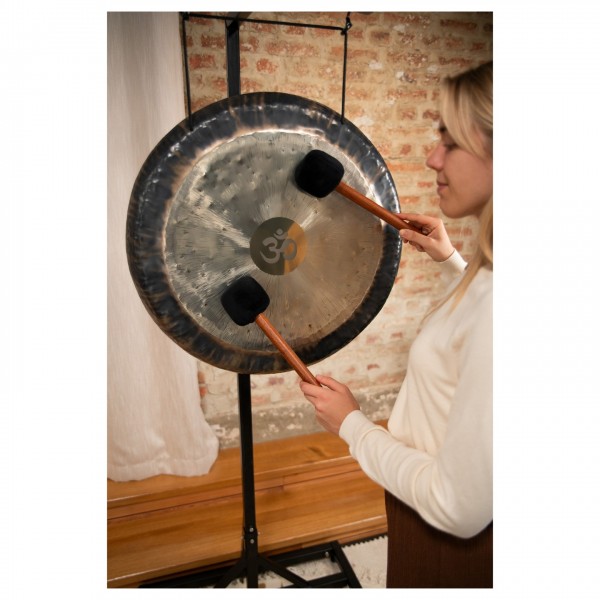 Meinl Sonic Energy 24" Om Gong, 136.10 Hz / C#3, Heart Chakra - Lifestyle 2