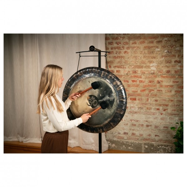 Meinl Sonic Energy 32" Om Gong, 68.05 Hz / C#2, Heart Chakra - Lifestyle 1