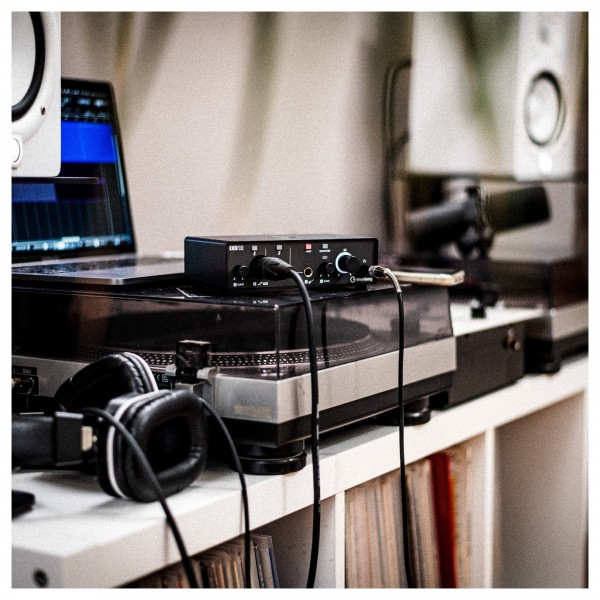 Steinberg IXO12 Interface, Black - Lifestyle 2