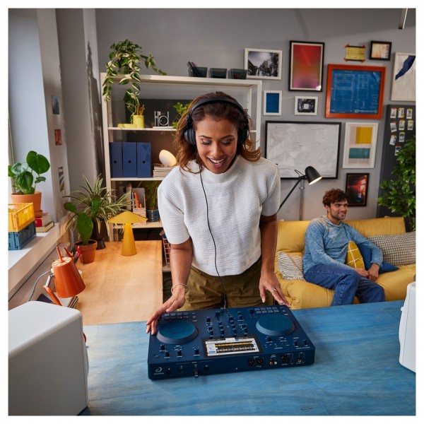 AlphaTheta OMNIS-DUO Wireless All-In-One DJ System - Lifestyle 5