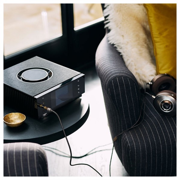 Naim Uniti Atom Headphone Edition - lifestyle