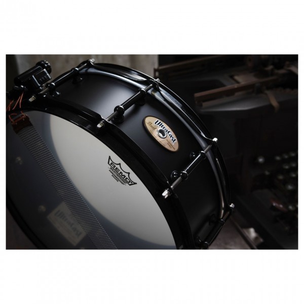 Pearl UltraCast 14 x 5'' Cast Aluminium Snare Drum - Lifestyle