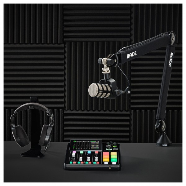 Rode Solo Podcasting Bundle - Lifestyle