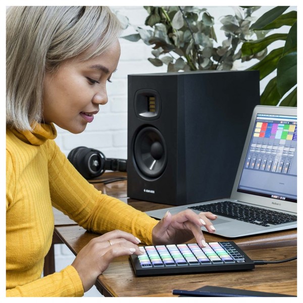 Novation Launchpad Mini MK3 - Lifestyle 5