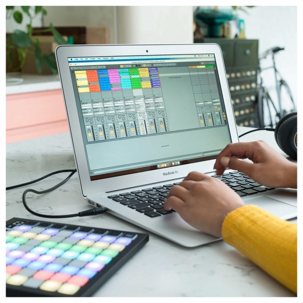 Novation Launchpad Mini MK3 - Lifestyle 2