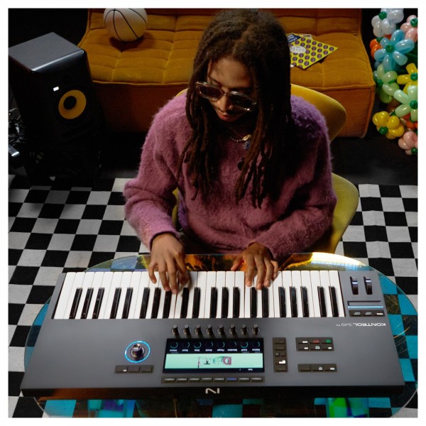 Native Instruments Kontrol S49 MK3 - Lifestyle 2