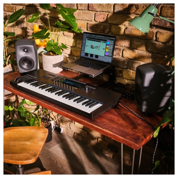 Native Instruments Kontrol S49 MK3 - Lifestyle 4
