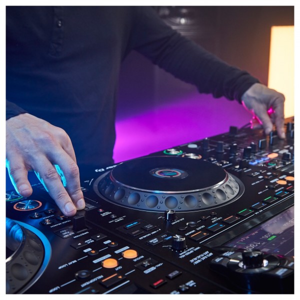 CDJ-3000 DJ Controller - Lifestyle 2