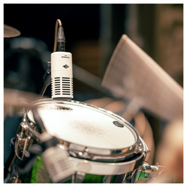Universal Audio SD-7 Dynamic Microphone with Hemisphere Modeling - Lifestyle (Toms 2)