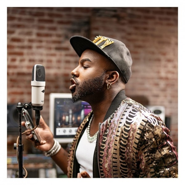 Universal Audio SC-1 Standard Condenser Microphone - Lifestyle (Vocal Recording)