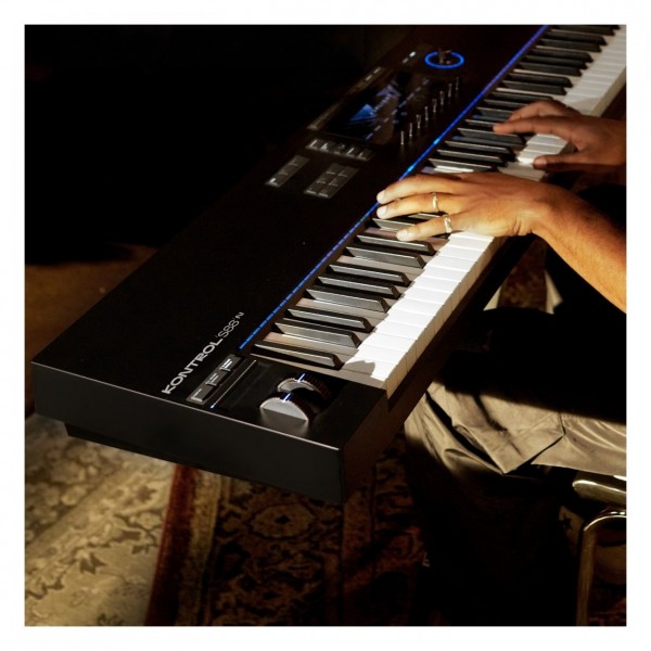 Native Instruments Kontrol S88 MK3 - Lifestyle