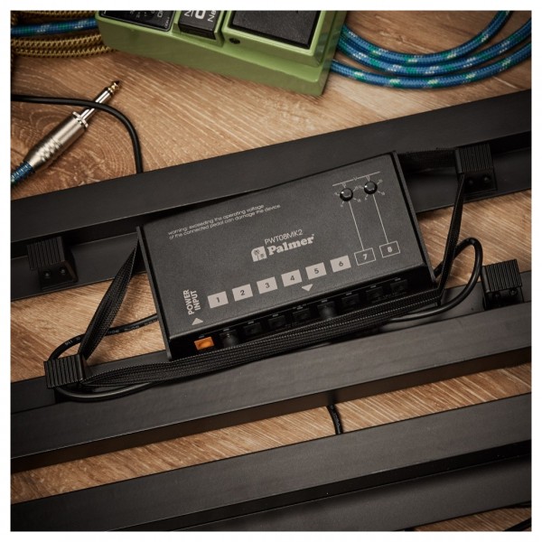 Palmer PWT 08 MK2 Universal 9V Pedalboard Power Supply 8 Outputs - Lifestyle 1