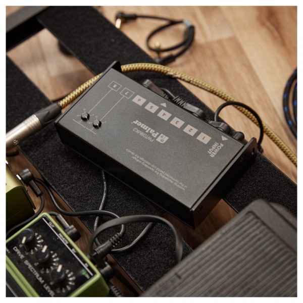 Palmer PWT 08 MK2 Universal 9V Pedalboard Power Supply 8 Outputs - Lifestyle 2