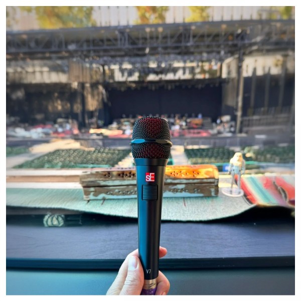 sE Electronics V7 PTT Push to Talk Dynamic Microphone - Lifestyle 2