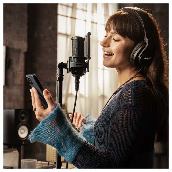 Shure SM4 Dual Diaphragm Condenser Microphone Bundle - Lifestyle 4