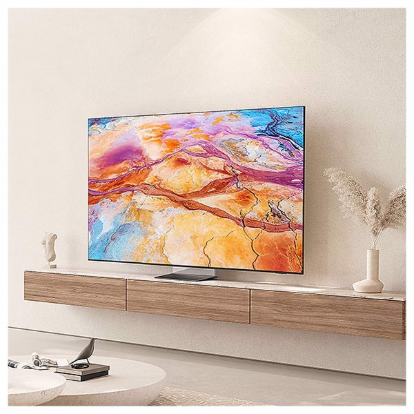 Samsung 2024 QN900D 85-inch Flagship Neo QLED 8K HDR Smart TV Lifestyle View 2