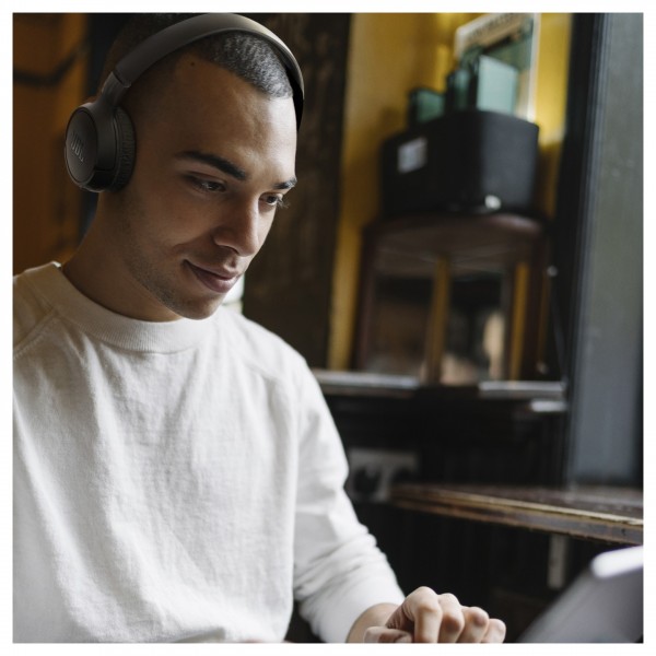 JBL Tune 670NC Wireless On-ear Headphones, Black - Lifestyle Image, Internet Cafe