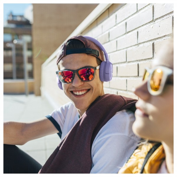 JBL Tune 670NC Wireless On-ear Headphones, Purple - Lifestyle Image, Bluetooth Wireless Audio