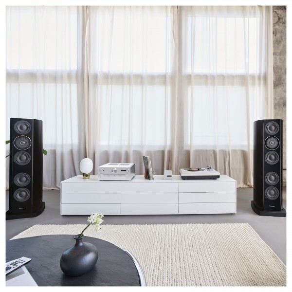 Technics SU-R1000 Reference Class Integrated Amplifier, Silver - lifestyle