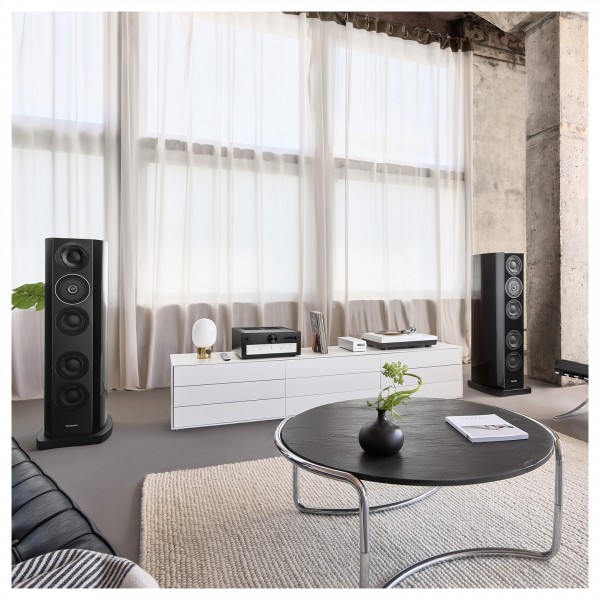 Technics SU-R1000 Reference Class Integrated Amplifier, Black - lifestyle