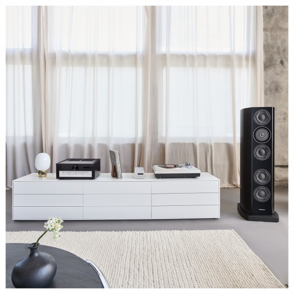 Technics SU-R1000 Reference Class Integrated Amplifier, Black - lifestyle