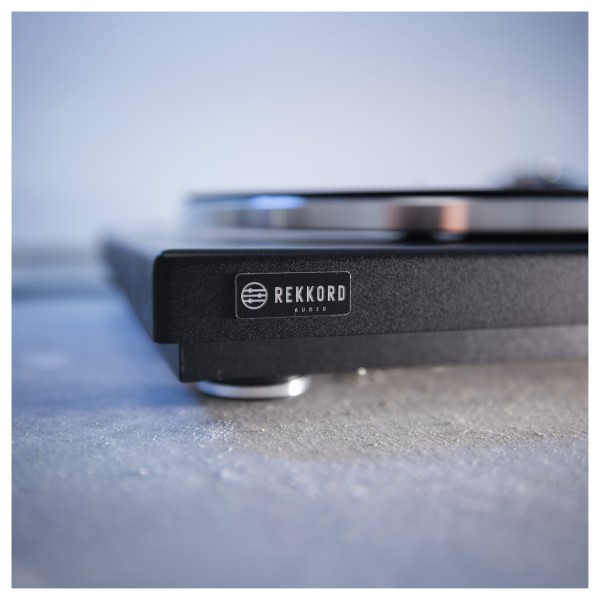 Rekkord F400 Audiophile Fully Automatic Floating Sub-Chassis Turntable, Semi Gloss Black - lifestyle corner