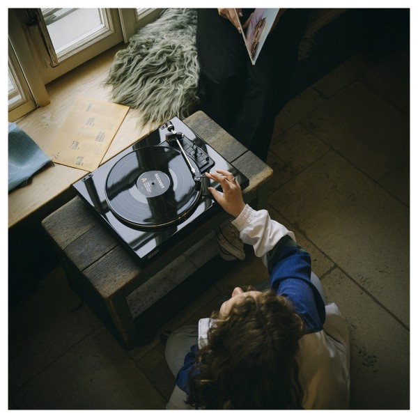 Rekkord F400 Audiophile Fully Automatic Floating Sub-Chassis Turntable, Semi Gloss Black - lifestyle from above 