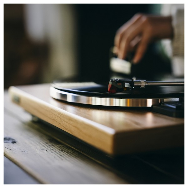Rekkord F400 Audiophile Fully Automatic Floating Sub-Chassis Turntable, Cherry Wood Veneer - lifestyle close up 