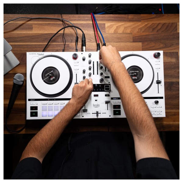 Hercules DJ Control Inpulse T7 - Lifestyle 3