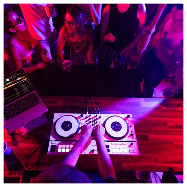 Hercules DJ Control Inpulse T7 - Lifestyle 6