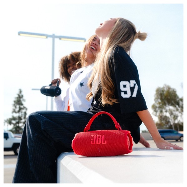JBL Charge 6 Portable Bluetooth Speaker - Lifestyle Image, Outdoors, Friends
