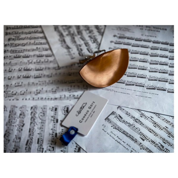 Goetz Old Flesch Style Violin Chinrest, Boxwood - Lifestyle