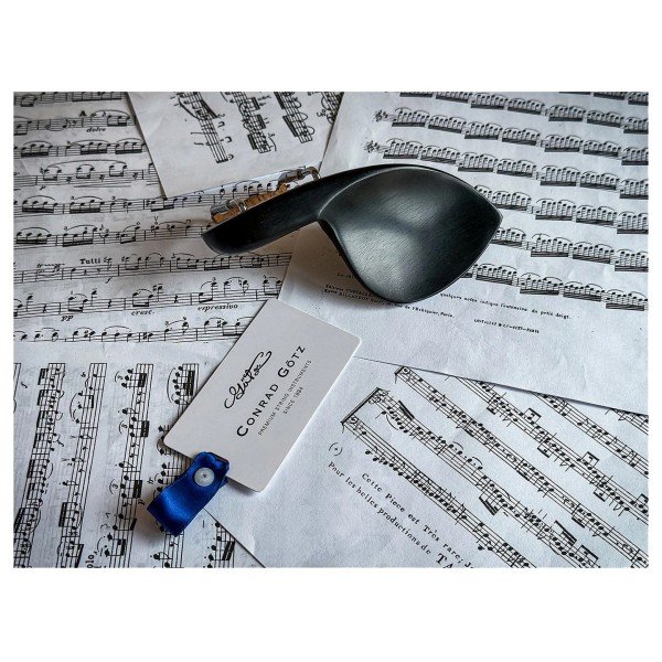 Goetz Guarneri Style Violin Chinrest, Ebony - Lifestyle