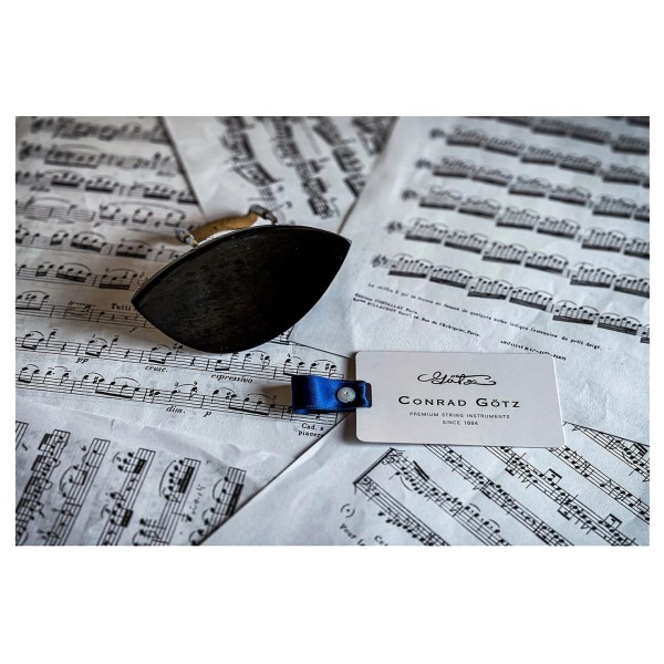 Goetz Slim Style Violin Chinrest, Natural Ebony - Lifestyle