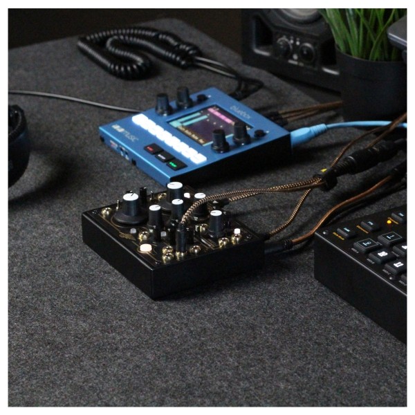 Instruo Seashell Hybrid Desktop Synthesizer - Lifestyle