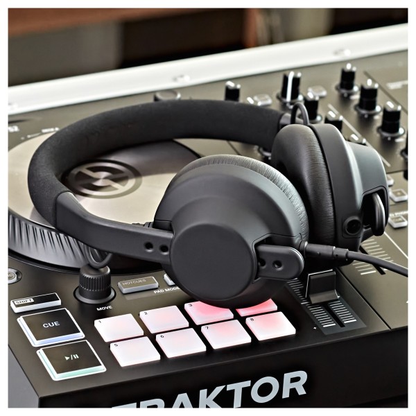 AIAIAI TMA-2 Move XE Wireless Headphones - Lifestyle 4