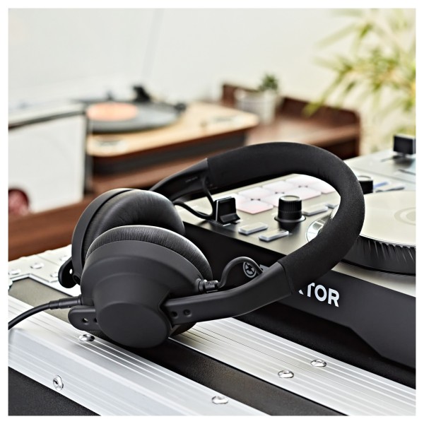 AIAIAI TMA-2 Move XE Wireless Headphones - Lifestyle 