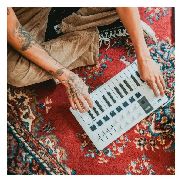 Arturia MiniLab 3, White - Lifestyle 3