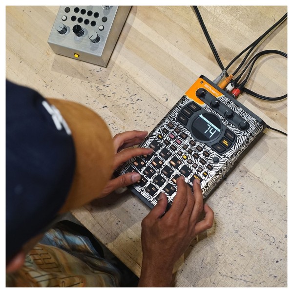 Roland SP-404MKII Stones Throw Limited Edition - Lifestyle