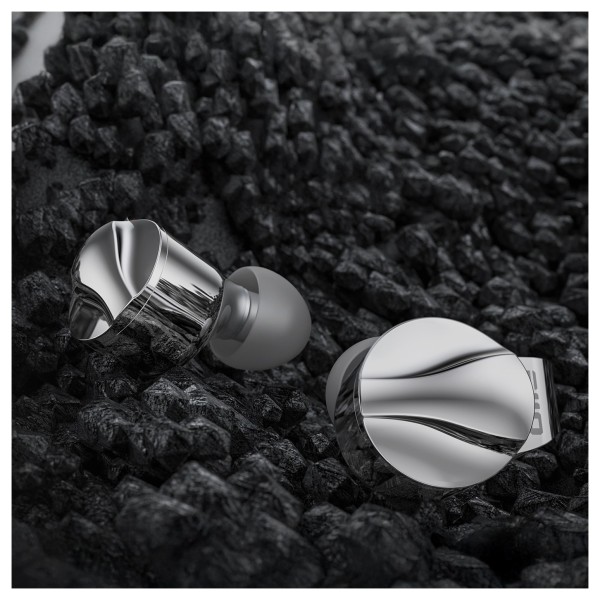 FiiO FD15 In-Ear Monitors, Black - lifestyle 1 