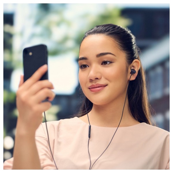 Panasonic RP-TCM225DE USB-C Earphones, Black - Lifestyle Image, connected to smart phone, commute