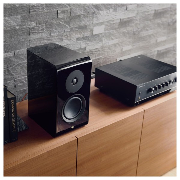 Yamaha R-N1000A 100W Network Receiver, Black - lifestyle 3