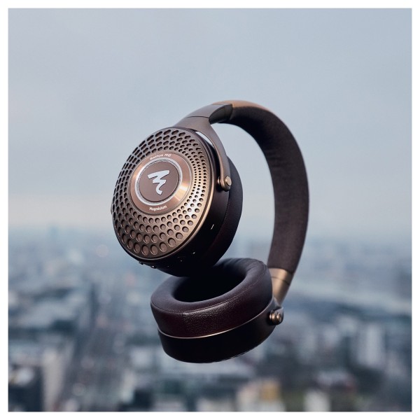 Focal Bathys MG Headphone - lifestyle 1 