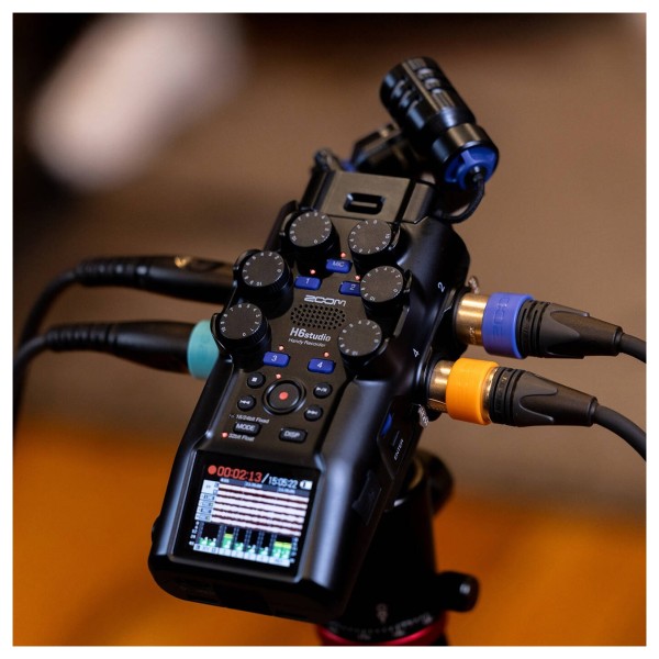 Zoom H6 Studio - Lifestyle